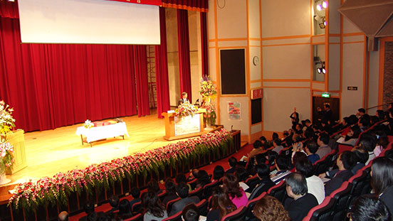 Guest lecturers speak at public auditoriums to keep GIA alums abreast of industry developments.